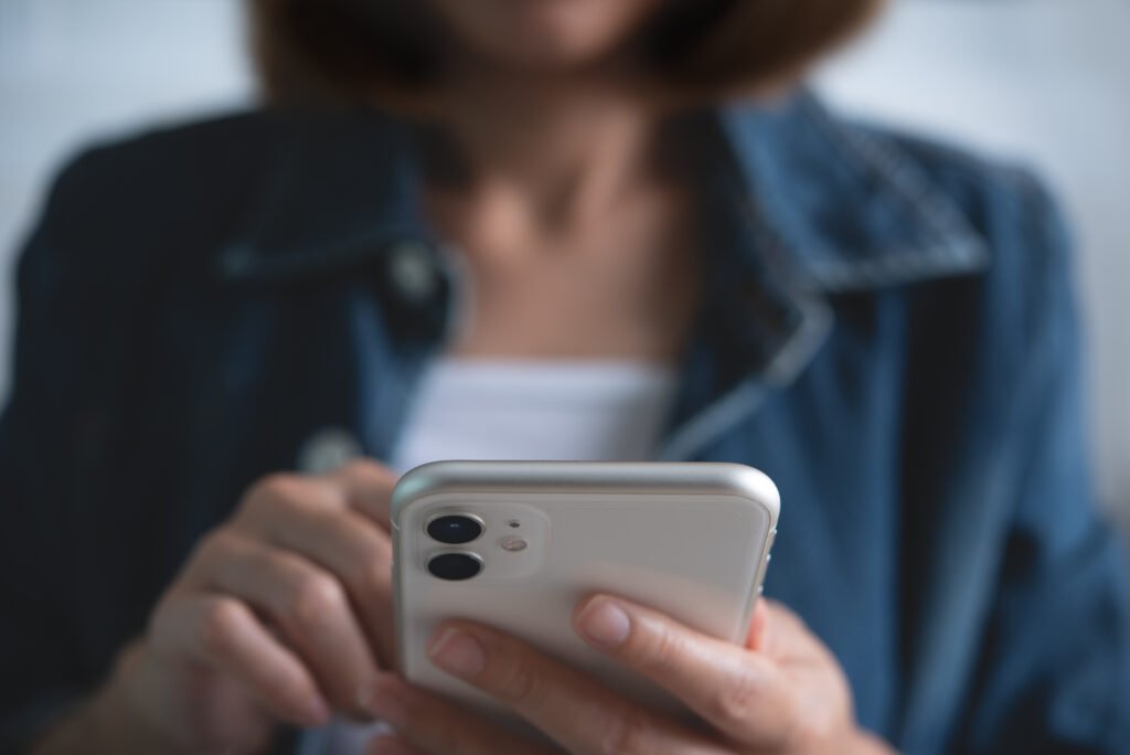 banca por WhatsApp: manos usando un smartphone con una app de chat