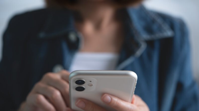 banca por WhatsApp: manos usando un smartphone con una app de chat