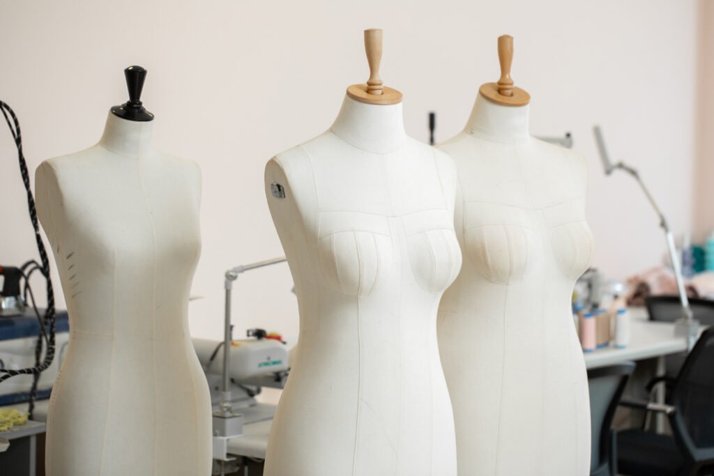 Betty la fea: maniquí de sastre en un taller de moda