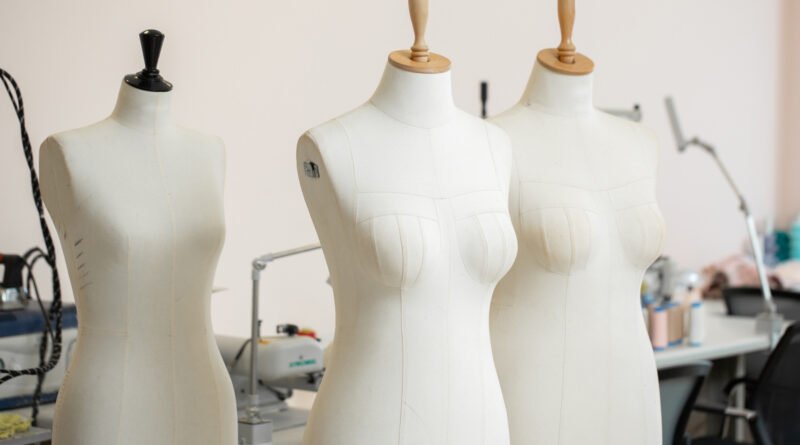 Betty la fea: maniquí de sastre en un taller de moda