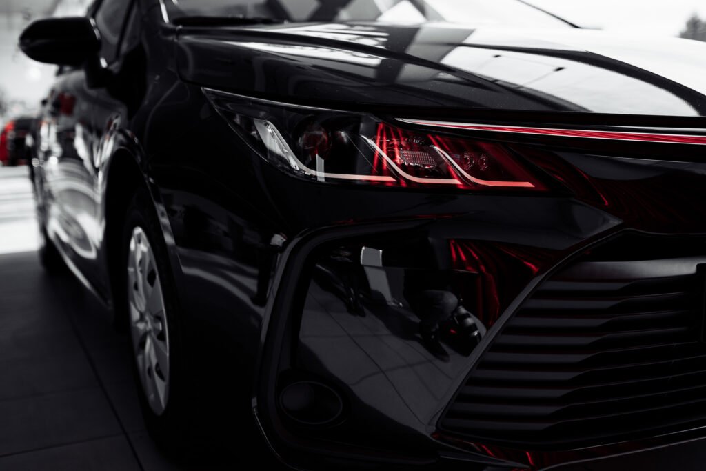 BMW 118 BlackEdition: faro LED de un auto negro premium en primer plano