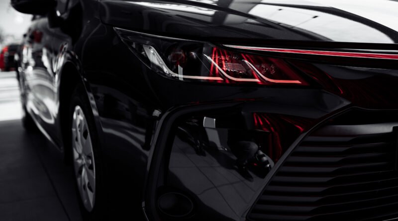 BMW 118 BlackEdition: faro LED de un auto negro premium en primer plano