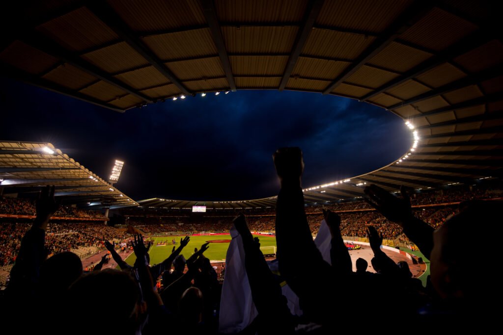 Boca en la Sudamericana: hinchas alentando en un estadio de noche