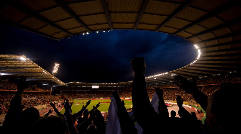 Boca en la Sudamericana: hinchas alentando en un estadio de noche