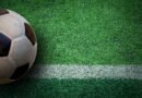 Boca en la Sudamericana: pelota de fútbol sobre césped sintético verde
