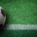 Boca en la Sudamericana: pelota de fútbol sobre césped sintético verde