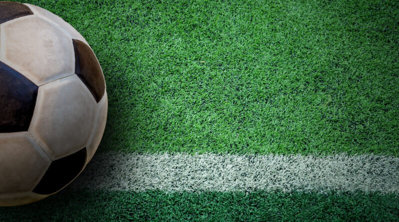 Boca en la Sudamericana: pelota de fútbol sobre césped sintético verde