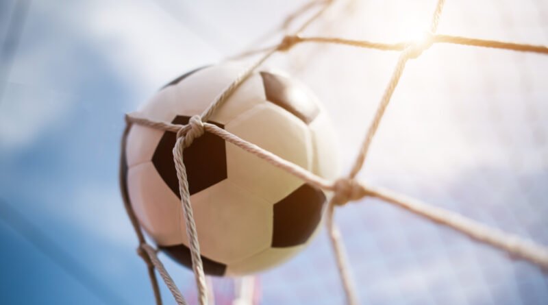 Boca y Vélez: pelota de fútbol entrando en la red del arco
