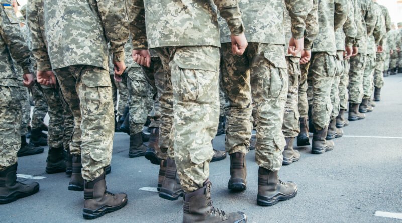 bono fuerzas armadas: desfile y botas militares en formación