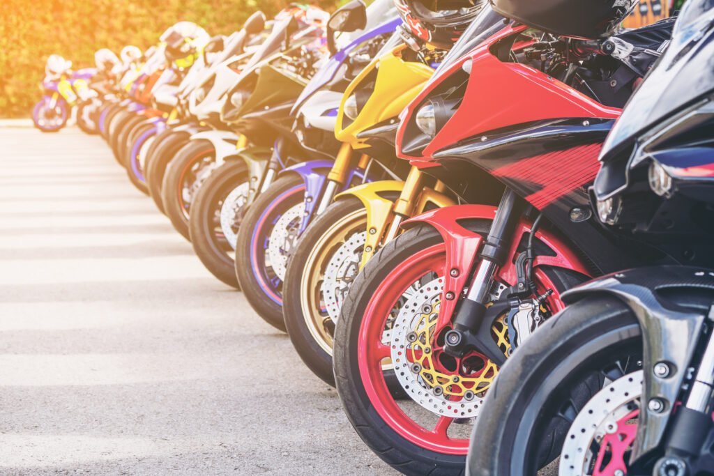 boom de motos: grupo de motos estacionadas en fila en la calle