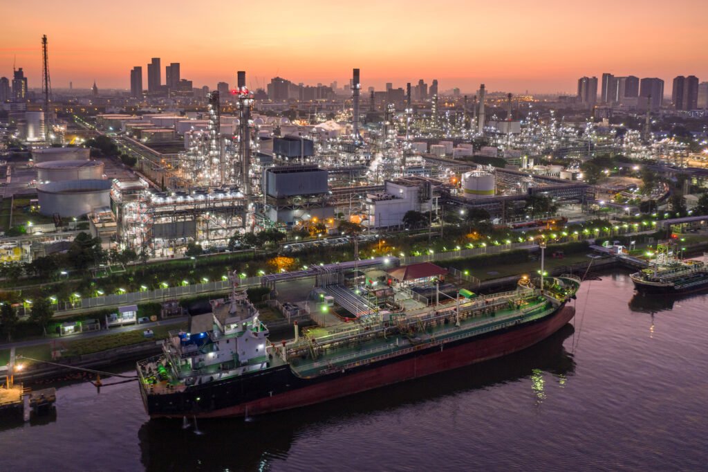 buque británico: petrolero amarrado en un puerto de aguas frías