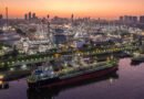buque británico: petrolero amarrado en un puerto de aguas frías