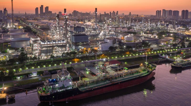 buque británico: petrolero amarrado en un puerto de aguas frías