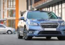 BYD Dolphin Mini: auto compacto estacionado en una calle urbana