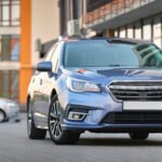 BYD Dolphin Mini: auto compacto estacionado en una calle urbana