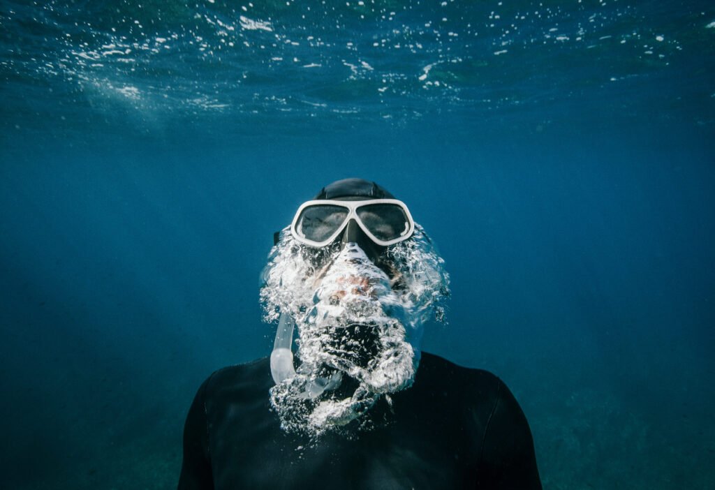 caída de la ballena: buzo bajo el agua en el océano