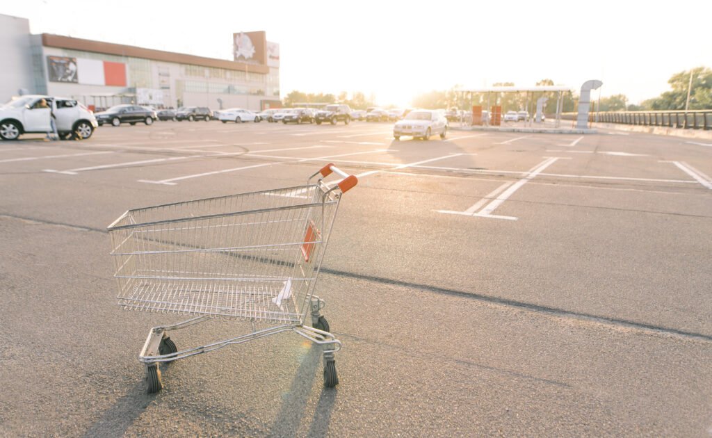 Caída del consumo: carrito de supermercado en un estacionamiento