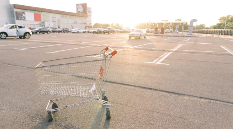 Caída del consumo: carrito de supermercado en un estacionamiento