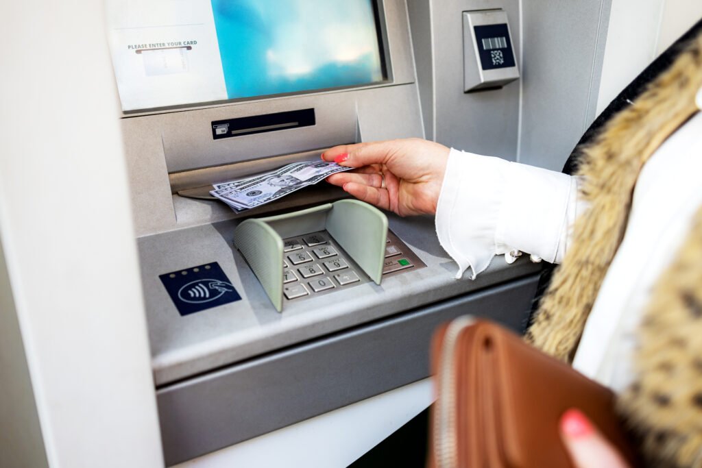 Calendario de ANSES: una persona retira dinero de un cajero automático