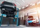 cambios en la VTV: auto elevado en un taller mecánico para su inspección