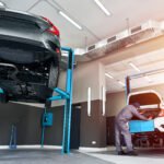 cambios en la VTV: auto elevado en un taller mecánico para su inspección