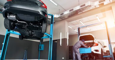cambios en la VTV: auto elevado en un taller mecánico para su inspección