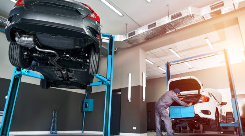 cambios en la VTV: auto elevado en un taller mecánico para su inspección