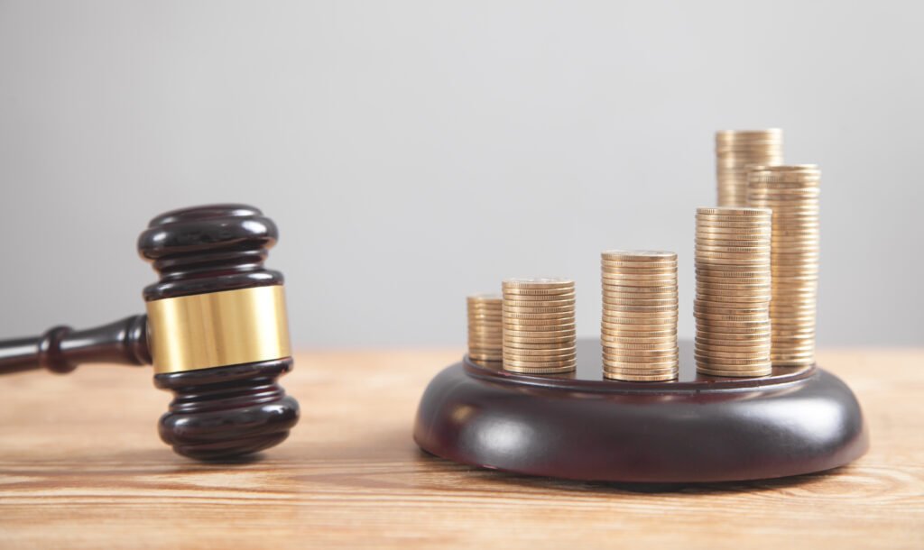 Cami Mayan: mazo de la justicia sobre monedas