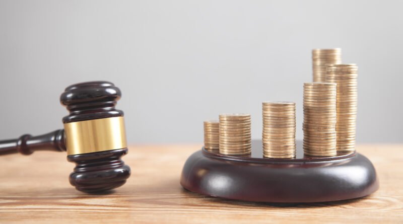 Cami Mayan: mazo de la justicia sobre monedas