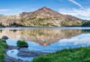 camioneta en un lago: lago de montaña de aguas calmas y cumbres nevadas
