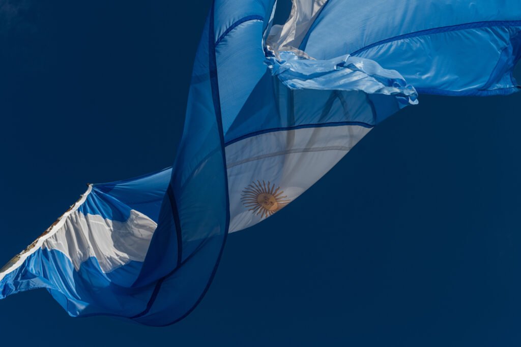 campaña bonaerense: bandera argentina flameando contra el cielo azul