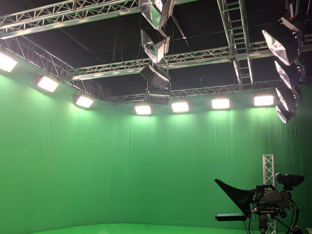 Cande Ruggeri: estudio de televisión vacío con luces de escenario
