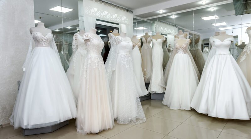 casamiento de Tini: vestido de novia en un maniquí dentro de una boutique