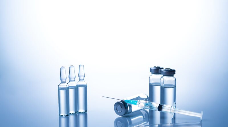 caso fentanilo: ampollas y viales de medicamento en un laboratorio