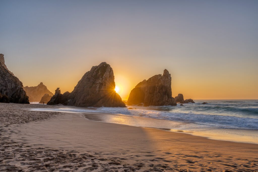 caso Pepa Almendra: costa y playa al atardecer, imagen sobria