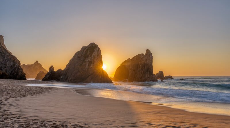 caso Pepa Almendra: costa y playa al atardecer, imagen sobria