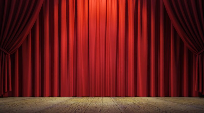 caso Sergio Denis: escenario de teatro con telón rojo y reflector