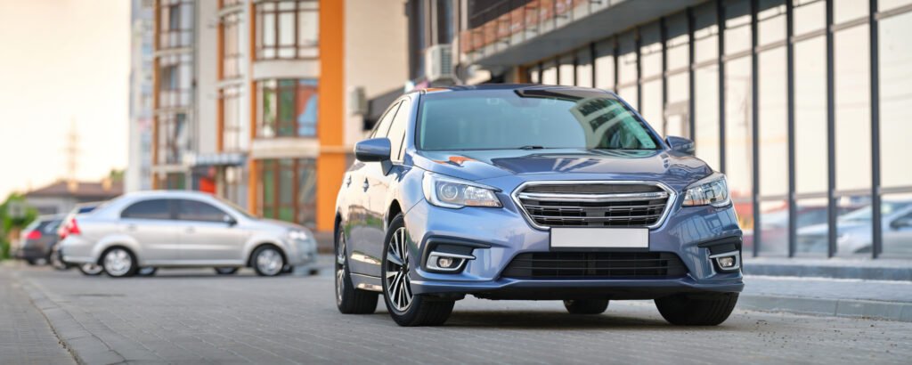 Chery Tiggo 7: un auto nuevo estacionado al costado de una calle de ciudad