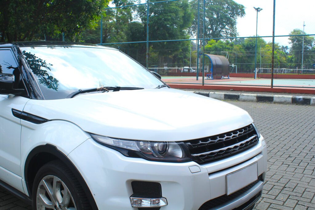 Chevrolet Onix Activ: crossover urbano compacto estacionado en la calle