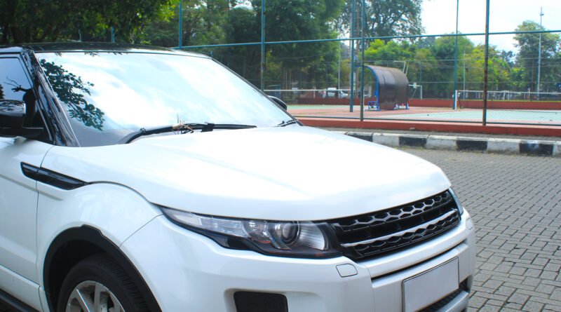 Chevrolet Onix Activ: crossover urbano compacto estacionado en la calle