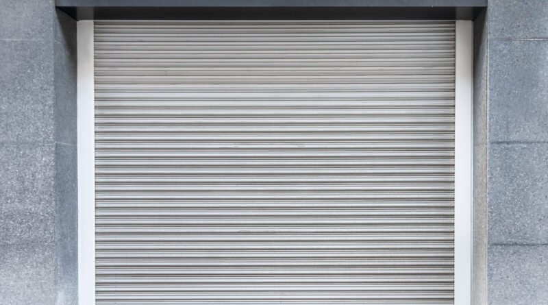 Cierre de empresas: una persiana metálica de comercio baja