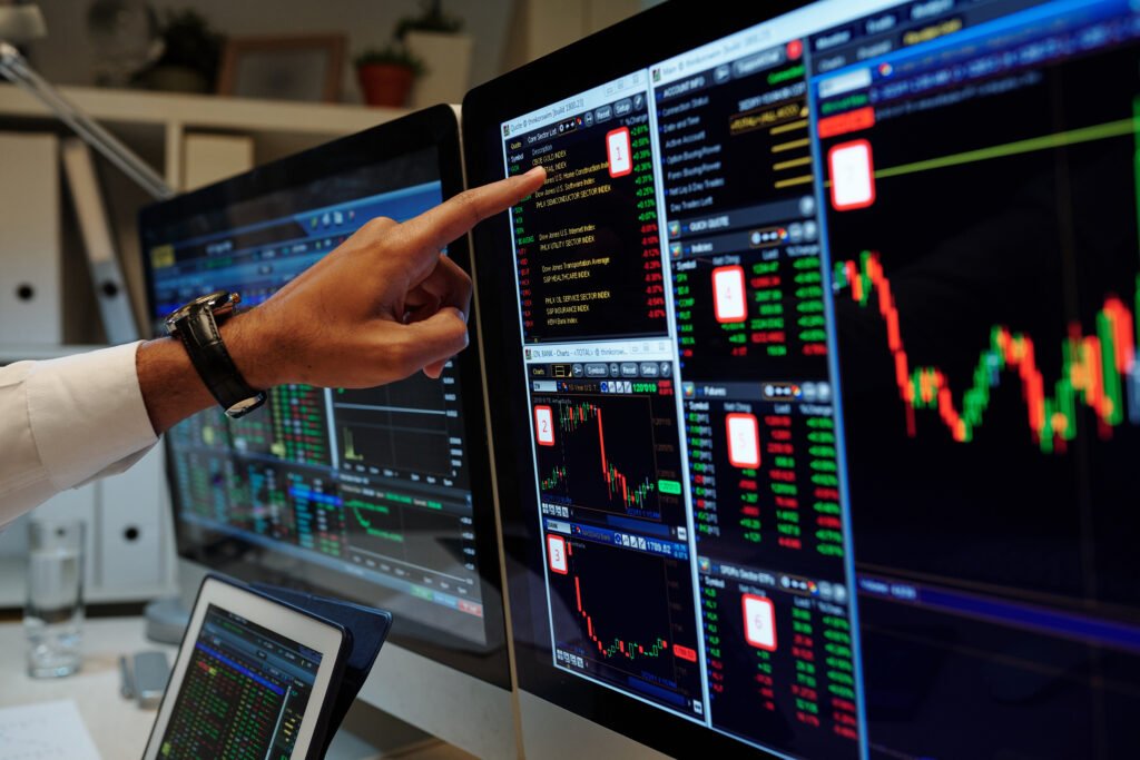 cierre de mercados: operador analizando gráficos financieros en pantallas