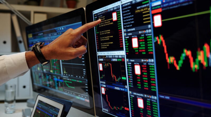 cierre de mercados: operador analizando gráficos financieros en pantallas