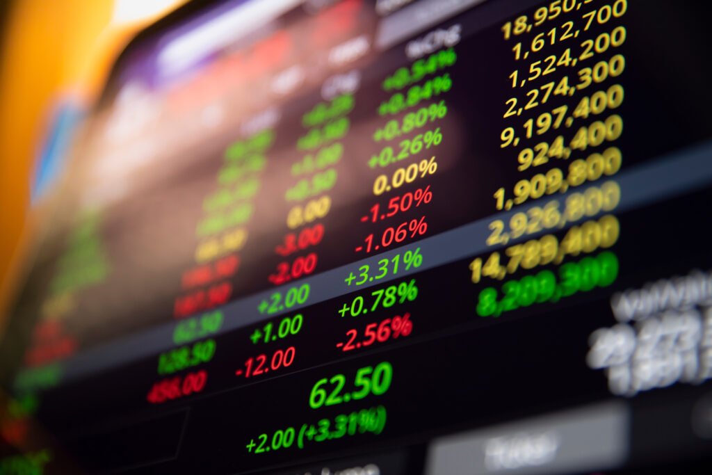 cierre de mercados: tablero electrónico bursátil con cotizaciones