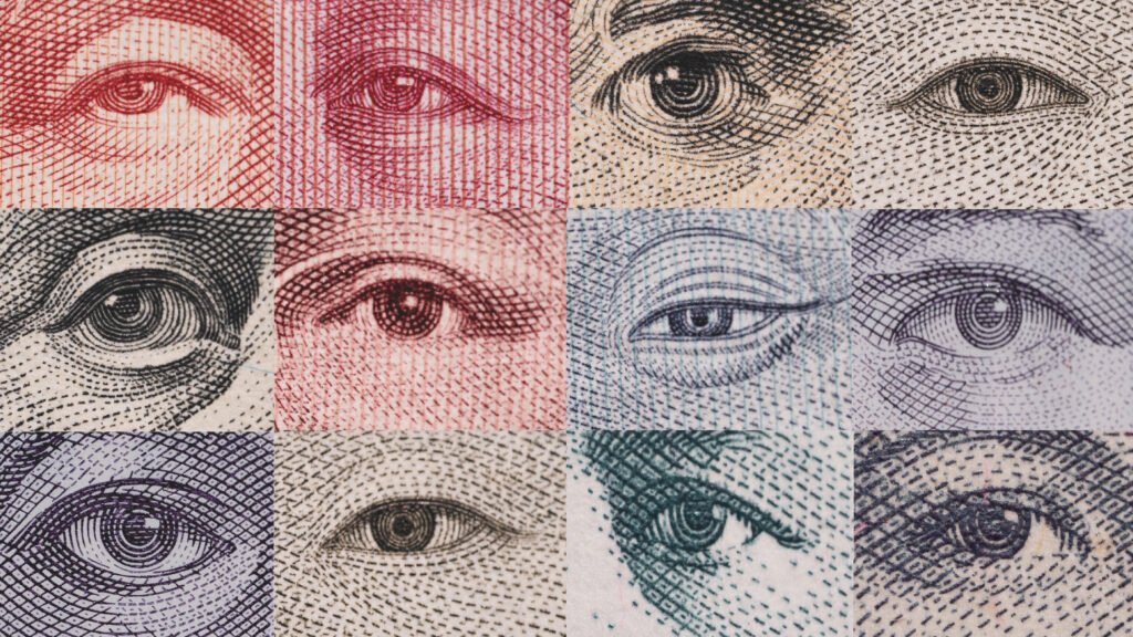 Cierre del dólar: billetes de distintas monedas en concepto de cambio