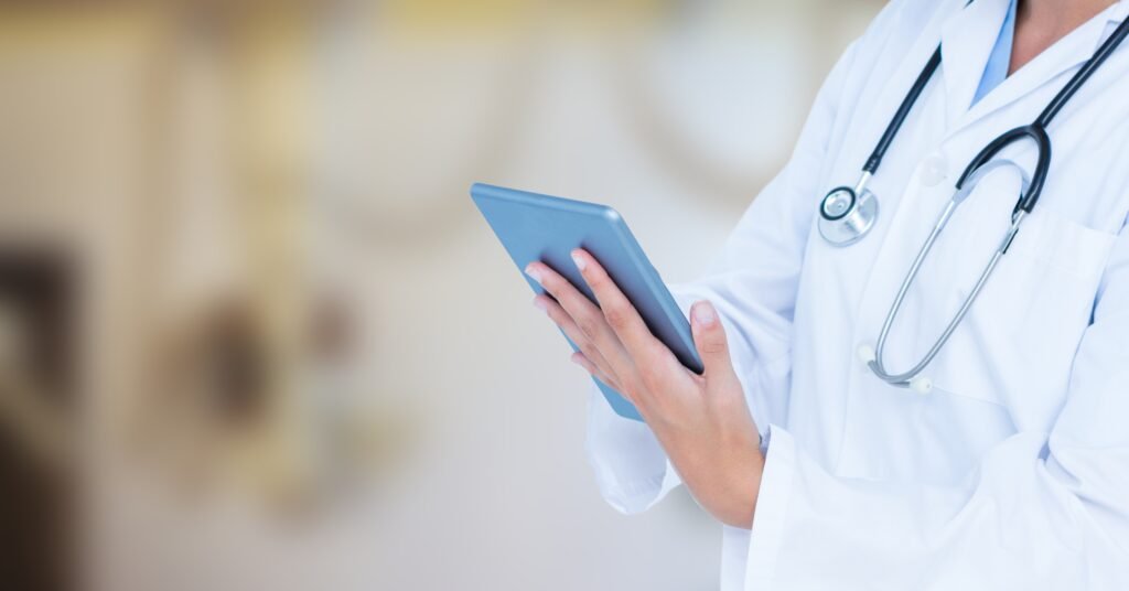 cirugía plástica: consulta médica con tablet digital