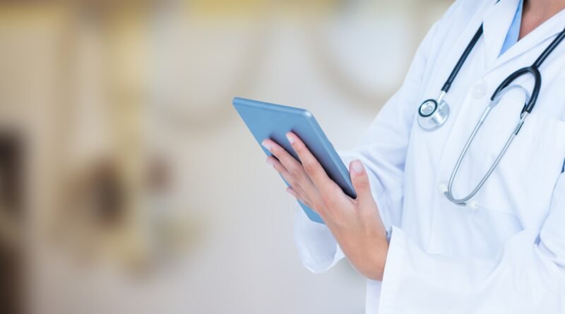 cirugía plástica: consulta médica con tablet digital