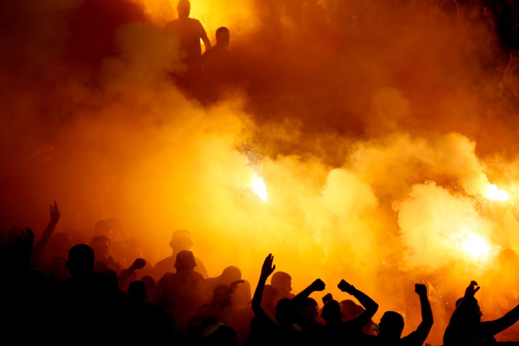 clásico de Huracán: hinchas con bengalas en la tribuna de un estadio