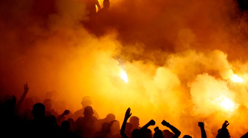 clásico de Huracán: hinchas con bengalas en la tribuna de un estadio