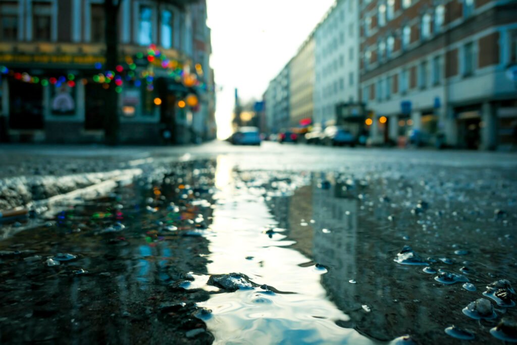 clima del fin de semana: calle de ciudad mojada tras la lluvia